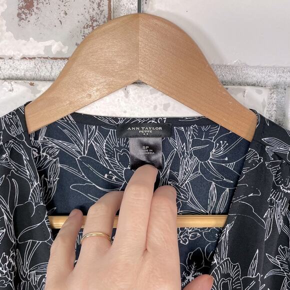 Ann Taylor Petite Black and White Floral V-neck Sleeveless Jumpsuit S - Picture 5 of 14